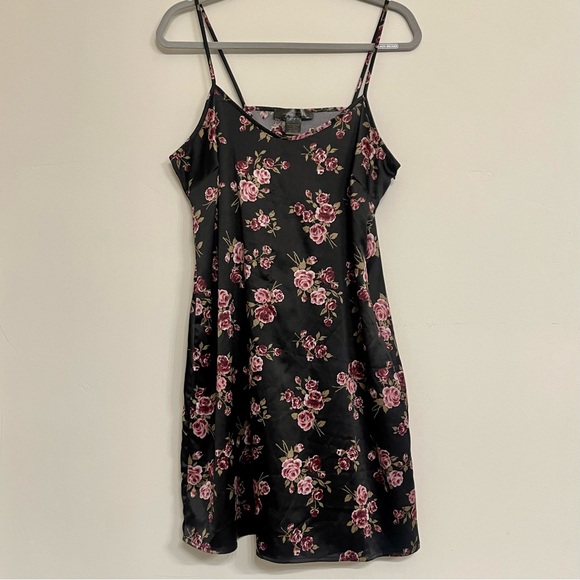 Coco and Shay Floral Slip Dress - Picture 2 of 7